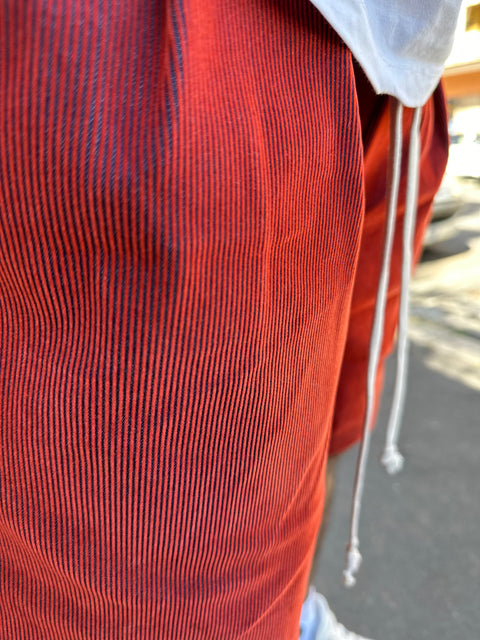 Pantaloncino di jeans e velluto bordeaux