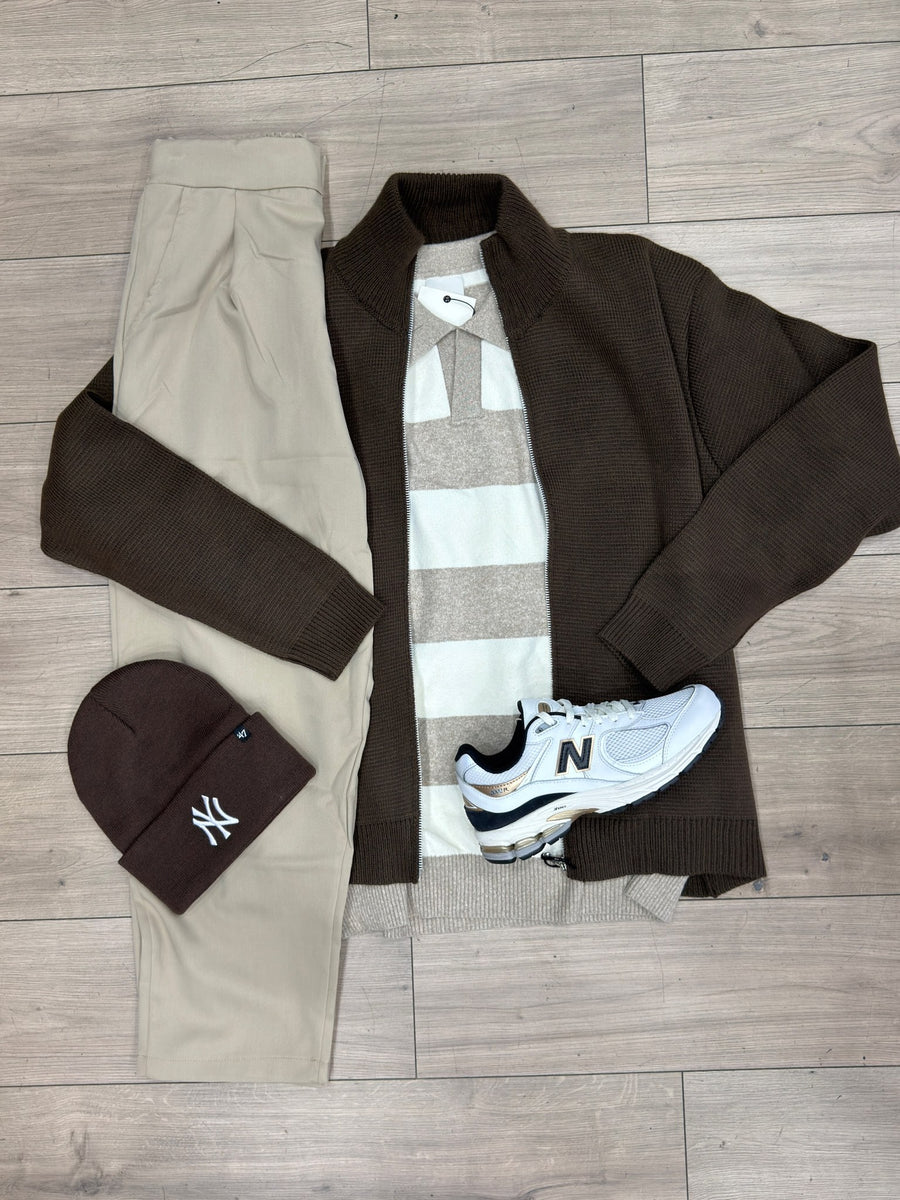 Zip marrone e righe